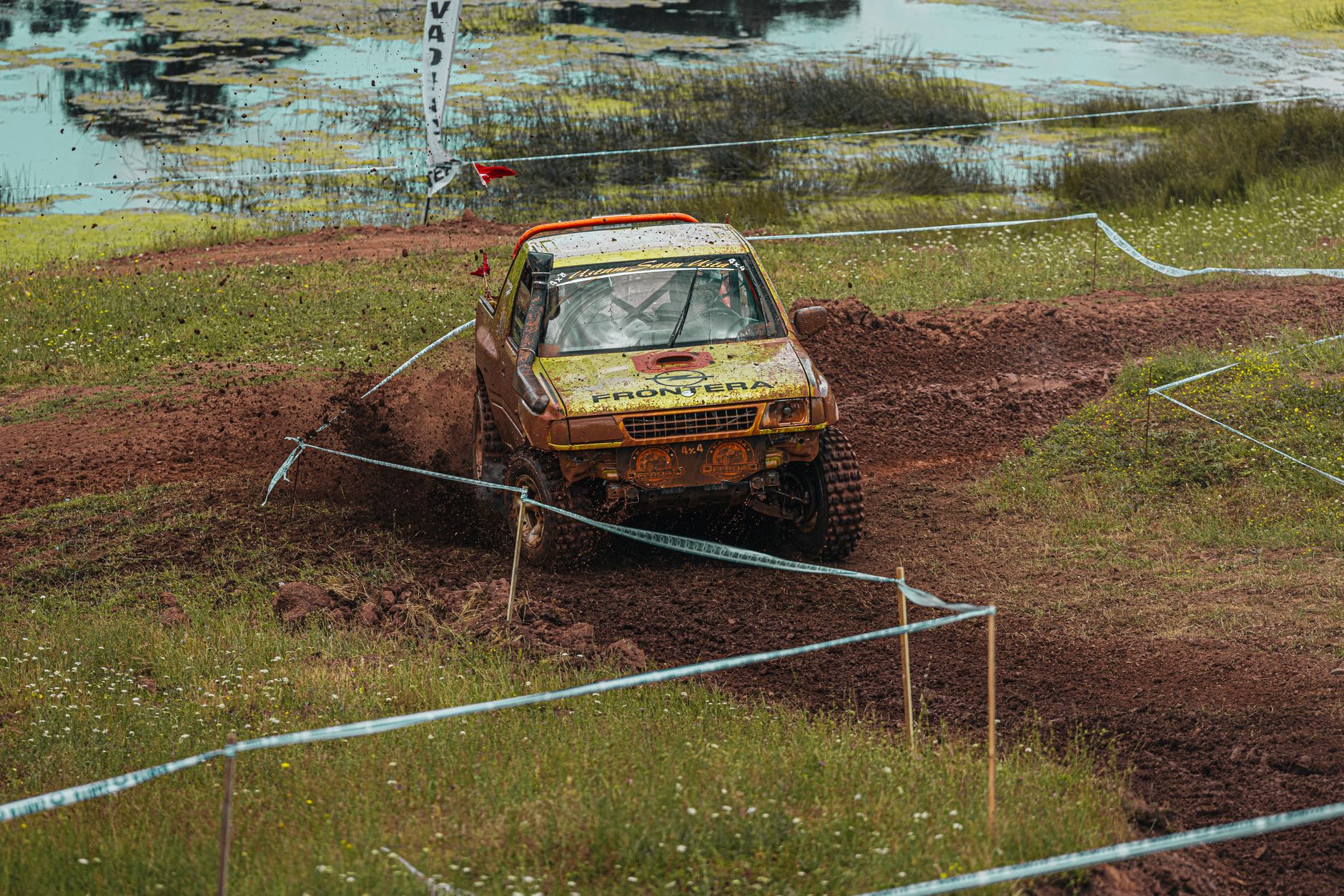 Vehículo 4x4 cruzando la meseta patagónica